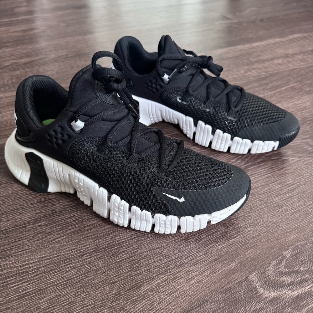 Nike Women’s Black and White Sneakers
